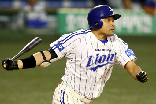 ‘아, 옛날이여.’ 연봉을 구단에 백지위임한 양준혁이 프로 데뷔 후 첫 연봉 삭감의 시련을 맛봤다. 분신과도 같은 3할 타율은 달성했지만 부상의 여파로 규정타석에 미달했고, 포스트시즌 진출 실패의 후폭풍이 컸다. [스포츠동아 DB]