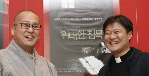 미등 스님(왼쪽)과 안성철 신부가 8일 영화 ‘위대한 침묵’을 보기 위해 서울 종로구의 한 영화관에서 만나 인사를 나눴다. 스님은 신부에게 “인상이 좋다”고 덕담을 건넸고, 신부는 스님에게 “향기가 좋다”고 화답했다. 김재명 기자