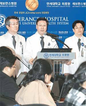 10일 오후 4시 박창일 연세대 의료원장(가운데)이 김옥경 할머니의 사망에 대해 기자회견을 열고 있다. 박 원장은 “김 할머니가 폐와 신장 기능이 떨어지는 다발성 장기부전으로 숨졌다”고 밝혔다. 김재명 기자