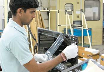 삼성전자 TV 만드는 인도 근로자인도 노이다의 삼성전자 공장에서 현지 직원이 발광다이오드(LED) TV를 만들고 있다. 삼성전자의 작년 인도 TV 생산량은 2007년 대비 54% 증가했다. 사진 제공 삼성전자