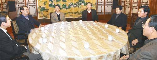 당정청 막판 조율세종시 수정안 발표를 하루 앞둔 10일 서울 종로구 삼청동 총리공관에서 당정청 수뇌부 회의가 열렸다. 왼쪽부터 박형준 대통령정무수석비서관, 정정길 대통령실장, 정운찬 국무총리, 정몽준 한나라당 대표, 안상수 한나라당 원내대표, 장광근 한나라당 사무총장, 주호영 특임장관. 김재명 기자