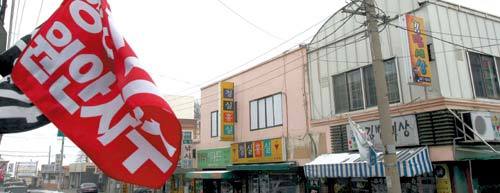 반발 수그러들까10일 세종시 예정지인 충남 연기군 금남면 거리에 ‘행정도시 원안사수’라는 문구가 담긴 깃발이 나부끼고 있다. 거리 곳곳에는 정부의 세종시 수정안에 반대하는 문구가 담긴 깃발들이 걸렸다. 연기=이훈구 기자