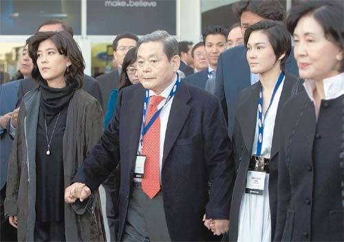 이건희 전 삼성그룹 회장이 9일(현지 시간) 두 딸의 손을 잡고 미국 라스베이거스 ‘CES 2010’ 전자박람회장을 둘러보고
있다. 앞줄 왼쪽부터 이 전 회장의 큰딸 이부진 신라호텔 전무, 이 전 회장, 둘째딸 이서현 제일모직 전무, 부인 홍라희 여사.
사진 제공 삼성전자
