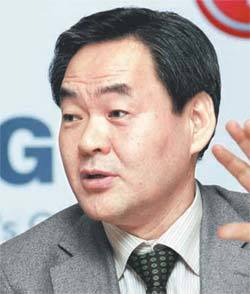 강신익 LG전자 홈엔터테인먼트(HE) 사업본부장 사장이 7일(현지 시간) 미국 라스베이거스 플래닛 할리우드 호텔에서 기자간담회를 열고 올해 TV 사업 방향을 설명하고 있다. 사진 제공 LG전자