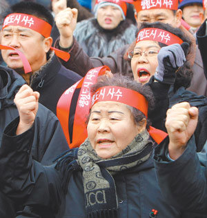 “배신감 느낀다”
11일 오전 충남 연기군 조치원읍 연기군청 광장에서 ‘행정도시 원안사수 충청권 연대회의’ 관계자들이 ‘세종시 원안 처리’를 촉구하며 집회를 하고 있다. 이들은 “사즉생의 각오로 싸우겠다”고 경고했다. 연기=원대연 기자