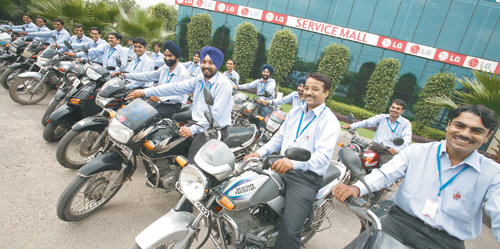 LG전자 서비스 직원들LG전자 인도 뉴델리 서비스센터에서 일하고 있는 현지 애프터서비스 직원들. 인도 가전시장에서 1위를 차지하고 있는 LG전자는 현지 인도인 직원을 신뢰하고 이들에게 권한을 이양한 점을 성공 요인 중 하나로 꼽았다. 사진 제공 LG전자
