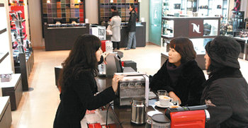 롯데백화점 분당점 1층 핸드백·잡화 매장 사이에 ‘양념’처럼 자리 잡은 네스프레소 매장. 사진 제공 롯데백화점