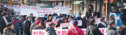 세계 최대 규모의 강화조력발전소가 착공을 앞두고 있으나 어족자원 황폐화 논란이 불거지고 있다. 강화도와 경기 김포 등지의 17개 어촌계 소속 어민들은 지난해 12월 1차 항의집회를 연 데 이어 이달 22일 대규모 시위에 나설 예정이다. 사진 제공 강화도시민연대