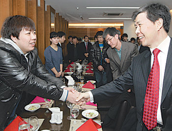 영남대 이효수 총장(오른쪽)이 학교의 명예를 빛낸 학생들과 악수를 하며 격려하고 있다. 사진 제공 영남대