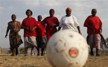축구공 하나면 모두가 행복하다. 할머니들도 예외가 아니다. 치마에 축구화를 신었을망정 열정만큼은 국가대표급이다. 세계에서 유일한 남아공 할머니 리그 선수들이 경기장으로 들어서고 있다. 요하네스버그=로이터