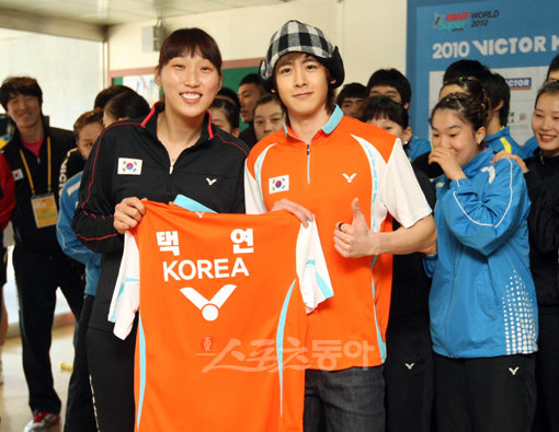 이효정“난 택연 왕팬” 이용대의 금메달 파트너 이효정(왼쪽)은 특별경기에 나선 닉쿤에게 2PM 멤버들의 이름이 새겨진 국가대표팀 유니폼을 선물했다.