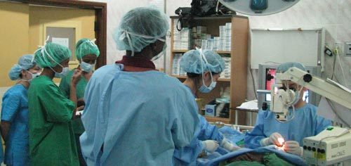 지난해 11월 비전케어 관계자들과 국내 의료진이 에티오피아에서 무료 안과 수술을 하고 있다. 올해 5월부터는 6·25전쟁 참전 용사 등을 대상으로 아프리카 14개국에서 이동 진료 봉사를 할 예정이다. 사진 제공 비전케어