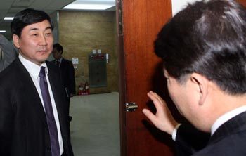 민주당 소속 이종걸 국회 교육과학기술위원장(왼쪽)이 12일 교과위 법안심사소위 회의실로 들어오려 하자 한나라당 권영진 의원이 “소위 진행을 위해 위원장은 들어오지 말아 달라”며 막아서고 있다. 이종승  기자