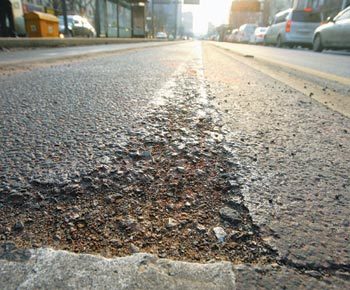 12일 오후 서울 용산구 한강로 KT용산 전화국 앞 버스중앙차로의 아스팔트가 파여 차선 표시가 끊어져 있다. 폭설이 내린 4일 이후 제대로 치워지지 않은 눈이 도로에서 얼었다 녹았다를 반복하는 과정에서 아스팔트 표면이 갈라진 것으로 서울시는 추정하고 있다. 원대연 기자