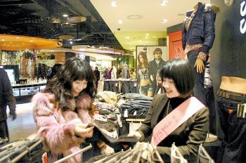 13일 현대백화점 신촌점 ‘게스진’ 매장에서 ‘세일슈머’로 나선 대학강사 고시환 씨(오른쪽). 고 씨가 고객에게 청바지 종류를 설명하고 있다. 사진 제공 현대백화점