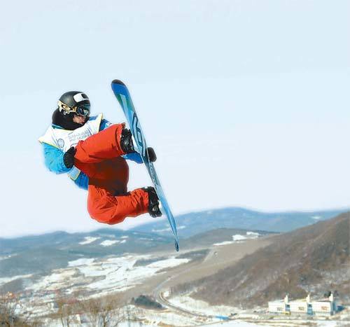 한국 스노보드 선수로는 처음으로 올림픽에 출전하는 김호준이 멋진 공중 곡예를 선보이고 있다. 김호준은 2월 캐나다 밴쿠버 겨울올림픽 하프 파이프 종목에서 12명이 오르는 결선 진출을 목표로 하고 있다. 동아일보 자료 사진