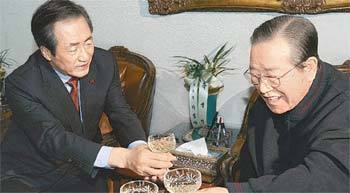 김종필 전 자민련 총재(오른쪽)가 13일 서울 중구 신당동 자택을 방문한 정몽준 한나라당 대표와 샴페인으로 건배하고 있다. 김 전 총재와 정 대표 사이로 이명박 대통령이 보낸 생일 축하 난이 보인다. 김 전 총재의 생일은 7일이었다. 국회사진기자단