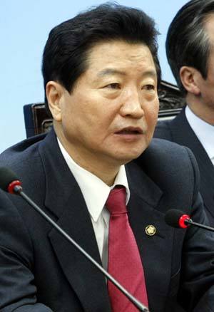 한나라당 안상수 원내대표가 13일 여의도 당사에서 열린 최고위원 중진연석회의에서 세종시 문제와 관련해 발언하고 있다. 김경제 기자