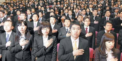 13일 오후 2시 경기 고양시 사법연수원에서 열린 39기 수료식에서 법조인으로 첫발을 내딛는 수료생들이 국민의례를 하고 있다. 39기 수료생 978명 가운데 군입대자 188명을 제외한 790명 중 439명(55.6%)만 취업이 된 것으로 집계됐다. 고양=박영대 기자