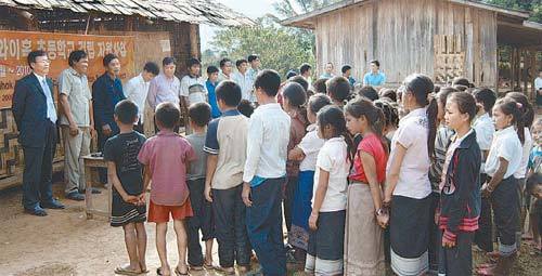 경기 수원시 수원공고 동문회 대표단이 지난해 12월 라오스 후아이혹 마을에서 교사와 학생들이 참석한 가운데 초등학교 기공식을 열고 있다. 사진 제공 수원공고 동문회