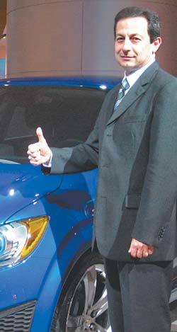 12일(현지 시간) 미국 디트로이트 모터쇼에서 마이크 아카몬 GM대우자동차 사장이 차세대 글로벌 소형차 ‘시보레 아베오 RS’ 앞에서 포즈를 취하고 있다. 사진 제공 GM대우자동차