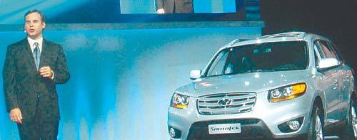 11일(현지 시간) 미국 디트로이트 모터쇼의 현대자동차 부스에서 스콧 마거슨 현대차 미국판매법인 상품담당이사가 ‘싼타페’ 개조 모델을 소개하고 있다. 이번 모터쇼에서 세계 자동차업계 관계자들은 특히 신형 쏘나타에 상당한 관심을 표시했다. 사진 제공 현대·기아자동차그룹