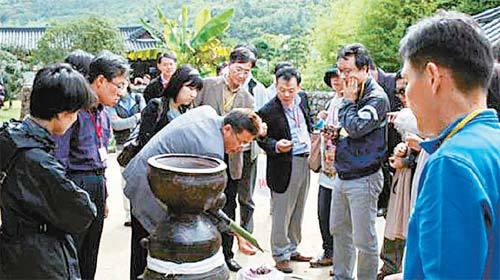 전남 진도군 의신면 운림산방에서 매주 토요일 오전 10시부터 오후 1시까지 운영되는 ‘진도홍주 전통 제조 체험장’. 체험장을 찾은 관광객들이 홍주를 빚는 과정을 살펴보고 있다. 사진 제공 진도군