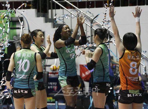 “데스티니가 짱이야!” 14일 장충체육관에서 열린 NH농협 V리그 GS칼텍스와 흥국생명의 경기에서 GS칼텍스가 새로 영입한 용병 데스티니를 앞세워 3대 0으로 승리한 뒤 기뻐하고 있다.