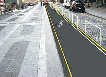 혼자 지나가기도 버겁던 청계천변 인도가 2배 가까이 넓어진다. 옆으로는 한강까지 이어지는 자전거도로도 생긴다. 사진 제공 서울시