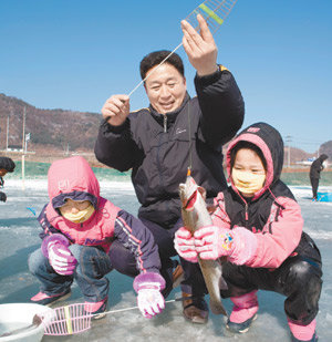 인제군 열목어축제가 16∼24일 열린다. 지난해 축제때 모습. 사진 제공 인제군