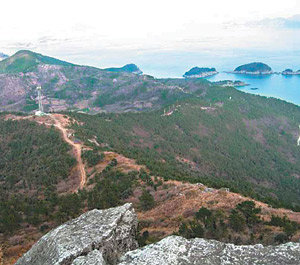 전남 여수시 삼산면 초도에서 가장 높은 상산봉(339m)에서 바라본 다도해 풍광. 사진 제공 여수시