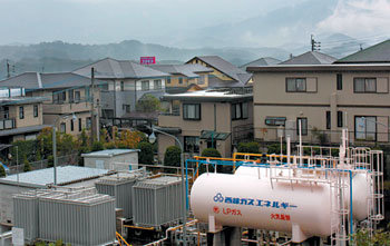 후쿠오카 현 마에바루 시의 수소타운은 각 가정에 수소연료전지를 달아 필요한 에너지를 충당하는 미래도시다.