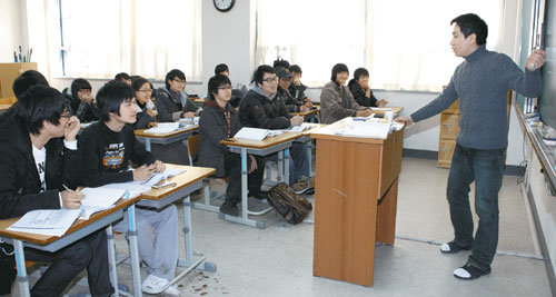 15일 오후 신도림고에서 학생들이 방학 중 방과후수업을 받고 있다. 곽승일 사회과목 교사의 수업 시간에 학생들은 연방 웃음을 터뜨렸다. 남윤서 기자