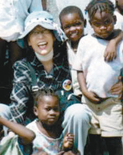 2002년부터 아이티에서 활동 중인 백삼숙 선교사는 지진으로 다친 사람들을 치료해주는 등 민간 외교관 역할을 톡톡히 해내고 있다. 사진 출처 백삼숙 선교사 블로그