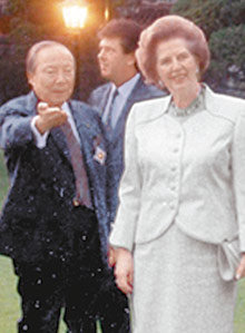 1992년 방한한 마거릿 대처 영국 총리(오른쪽)를 일민 선생이 서울 종로구 계동 인촌기념관으로 초대해 안내하고 있다.