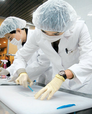 15일 서울 강남구 삼성동 한 식당을 찾은 음식점 위생등급 평가단이 세균 검사를 위해 도마에서 샘플을 채취하고 있다. 사진 제공 한국보건사회연구원