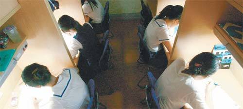 무조건 수학 공부하는 시간만을 늘리는 접근법은 오히려 학습의욕을 떨어뜨릴 수 있다. 시간을 늘리기에 앞서 책상에서 집중할 수 있는 시간을 어떻게 확보할지를 고민해야 한다. 동아일보 자료 사진.