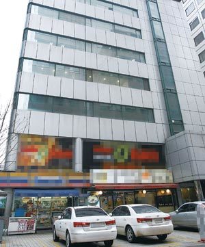 문제의 어학원 건물 미국과의 시차를 이용해 미 대학수학능력시험(SAT) 문제를 유출했다는 혐의를 받고 있는 학원 강사 김모 씨가 일했던 서울 강남구 역삼동 E어학원 입주 건물. 김 씨는 현재 다른 학원에서 일하고 있는 것으로 알려졌다. 김재명  기자