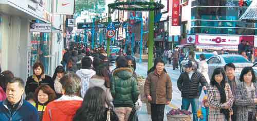 17일 ‘부산의 명동’으로 통하는 부산 중구 광복동 일대가 사람으로 넘쳐나고 있다. 조용휘 기자