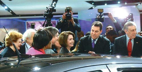 디트로이트 모터쇼 개막일인 11일(현지 시간) 낸시 펠로시 하원의장(오른쪽에서 세번째)이 미국 정부 관계자들과 함께 GM의 전시장을 찾아 전기자동차 ‘시보레 볼트’를 자세히 둘러보고 있다. 디트로이트=김상운 기자
