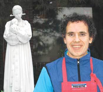 경기 성남시 안나의 집 옆 성남동 성당의 성모자상 앞에 선 김하종 신부.