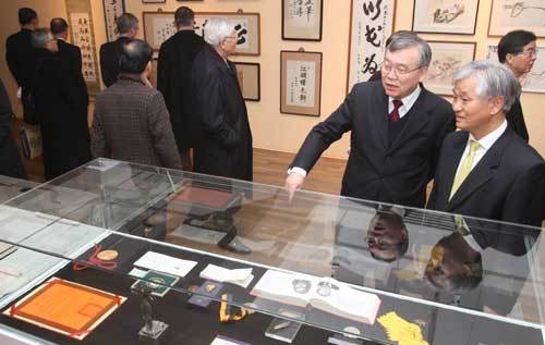 기념전 관람일민 김상만 선생 탄생 100주년 기념식과 제9회 일민문화상 시상식이 끝난 뒤 참석자들이 서울 종로구 세종로 일민미술관 3층에 마련된 ‘일민의 문화-세계의 문화, 전통의 문화’전을 관람하고 있다. 변영욱 기자