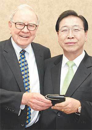 돈을 부르는 포즈? 세계적인 투자자 워런 버핏 버크셔해서웨이 회장(왼쪽)과 정준양 포스코 회장이
18일(현지 시간) 미국 네브래스카 주 오마하 버크셔해서웨이 본사에서 함께 포즈를 취했다. 두 사람이 지갑을 맞잡고 있는 자세는
버핏 회장이 제안했다. 사진 제공 포스코