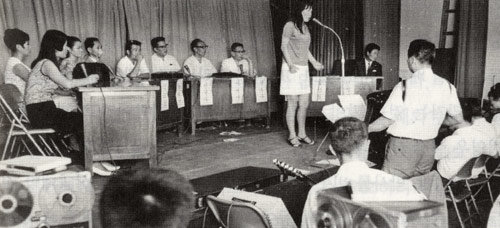 동아방송의 인기 프로그램 ‘유쾌한 응접실’의 녹화 현장. 전영우 아나운서가 진행한 이 프로그램은 격조 높은 토크쇼로 전국 프로그램 청취율 상위권을 놓치지 않았다. 동아일보 자료 사진