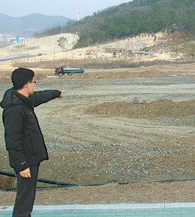 대구 달성군 다사읍 대구위생매립장에서 담당 공무원이 ‘폐기물 에너지화’ 사업 추진을 위한 보일러 등의 시설이 들어설 곳을 가리키고 있다. 사진 제공 대구시