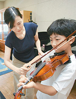 계명대가 지난해 여름방학에 개설한 ‘여름학교’에 참가한 어린이가 바이올린을 배우고 있다. 사진 제공 계명대