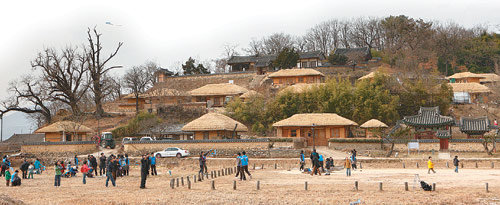 마을 전체가 민속자료인 경북 경주시 양동마을. 세계문화유산 등재의 기대감 속에 환경개선 작업이 한창이다. 사진 제공 경주시