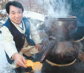 전통주 명인 고천 조정형 선생이 배, 생강, 울금, 계피를 넣어 빚은 이강주를 만들기 위해 소줏고리에서 술을 내리고 있다. 전주=박영철 기자