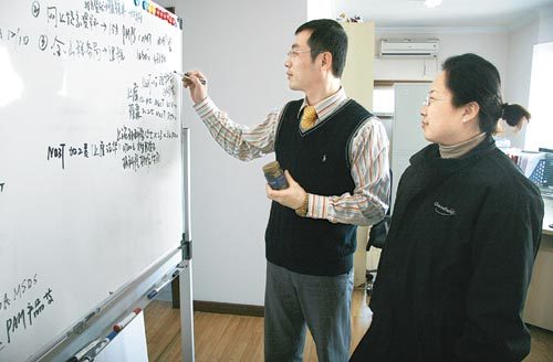 박철 켐스필드상하이 지사장(왼쪽)이 현지 직원과 함께 중금속 제거제인 ‘Na3T-15’의 판매 전략을 논의하고 있다. 이 회사는
중국 상하이환경과학기술연구원과 공동으로 Na3T-15를 현지 실정에 맞는 맞춤형 제품으로 재개발했다. 상하이=전승민 동아사이언스
기자