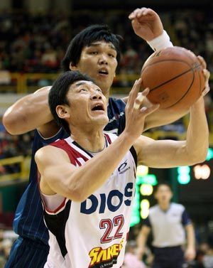 국내 프로농구 최고령 선수인 LG 센터 이창수(앞)가 자신보다 16세나 어린 KCC 하승진을 제치고 골밑슛을 노리고 있다.
이창수는 20년 넘는 농구 인생에서 결코 스타인 적은 없었지만 꾸준한 자기 관리로 불혹을 넘긴 나이에도 코트를 지키고 있다.
사진 제공 LG 세이커스